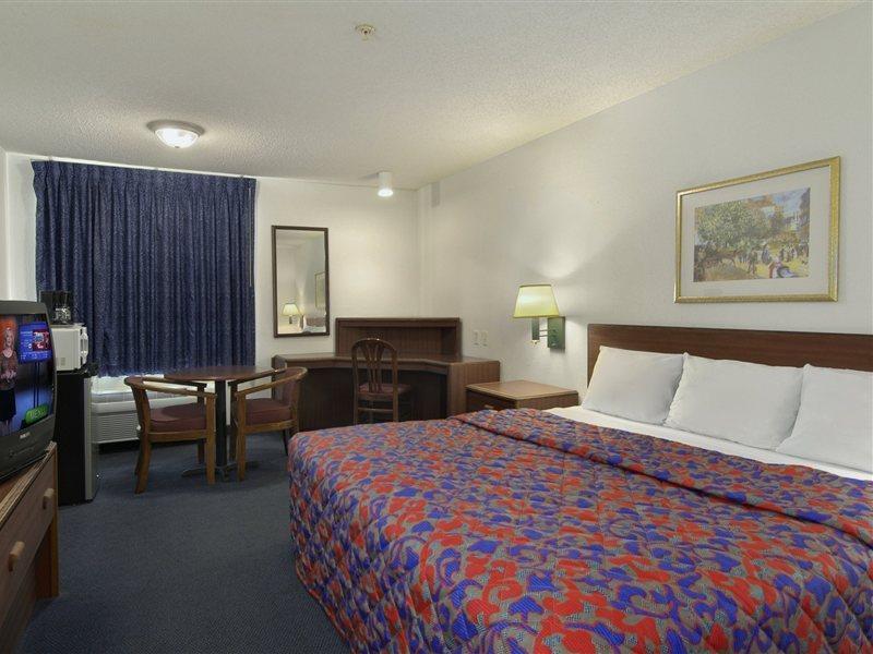 Red Roof Inn & Suites Savannah Airport Room photo